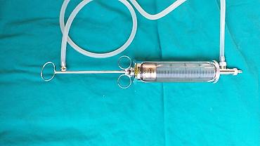 Medicinska oprema: Špric 100 ml za pretakanje ispiranje. Može i za druge namene . Kao — 5