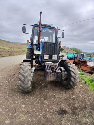 Süd sağan aparatlar: Belarus MTZ traktoru892 - Rəng: mavi, kabinalı - Tam ötürücülü (ön və