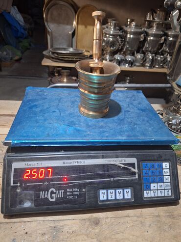 Digər qab-qacaq və mətbəx ləvazimatları: Dəstə daxilində müxtəlif ölçülü və formalı mis həvənglər və əzgilər — 4