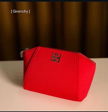 Givenchy kosmetik çantası – qırmızı rəngdə, kompakt və zərif dizayn. - lalafo.az -da Givenchy kosmetik çantası – qırmızı rəngdə, kompakt və zərif dizayn. -