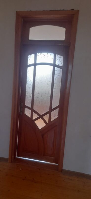 Giriş qapıları: 3 ededdir. bir ededi 60manat
