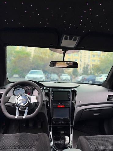 sedan avtomobil: Model: Sedan (qara rəng), 4 qapı Xüsusiyyətlər: - Aqressiv dizaynlı — 5