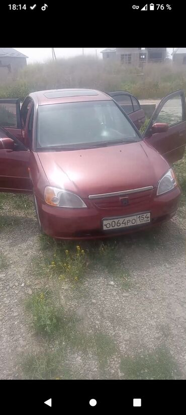 Honda: Автомобиль Honda Civic в красном цвете. Оснащен люком. Салон обшит