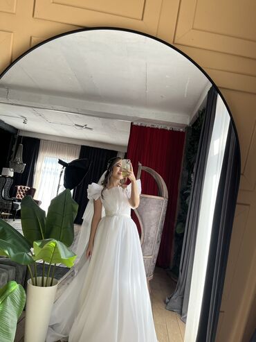 свадебное платье с поясом: Продаю свадебное платье с фатой, сшита на заказ, одевала один раз