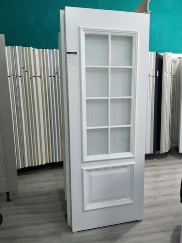 qapi setqasi: Ağ rəngli interyer qapısı - Klassik dizayn: yuxarı hissədə 8 bölməli