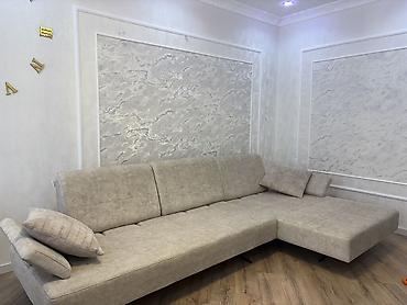 divan ustu: Bej rəngli L formalı yumşaq künc divan - Minimalist dizayn, neytral — 2