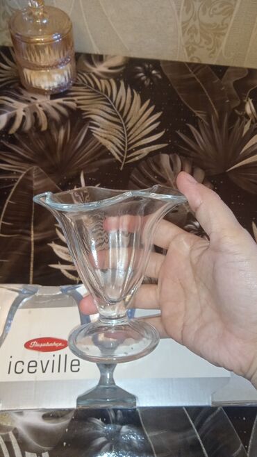 Mətbəx aksesuarları: Tort və şiriniyyat qabı, Şüşə, Türkiyə