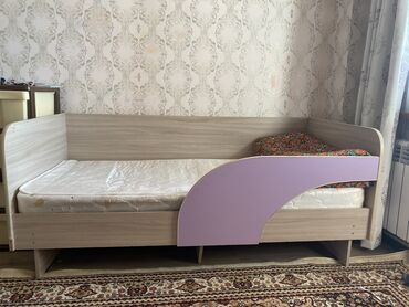 Продаются 2 подростковые кровати. В отличном состоянии. Матрас старый