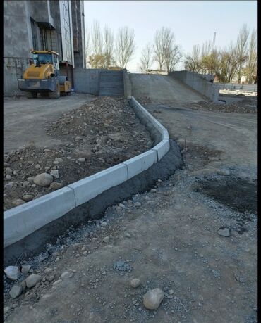 бетонные бордюры: Установка бордюров лотков разных размеров любой сложности только