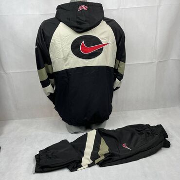 Trenerke: Nike muška trenerka

Novo
Veličine s m l xl 2xl 3xl — 8