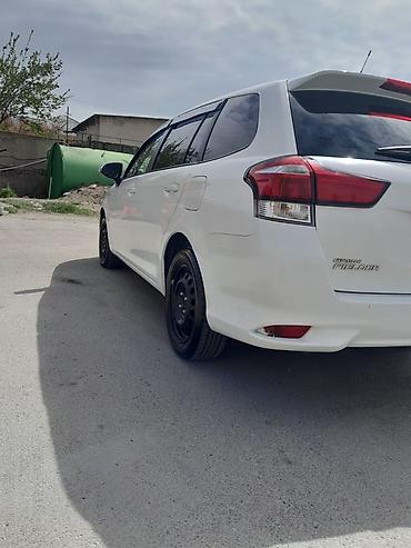 fielder: Toyota Corolla Fielder Hybrid, ağ rəng, universał kuzov. Texniki — 4