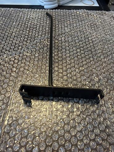 vitrin dolab: Metal vitrin/raf üçün asılqan kronşteyn. Qara rəngli metal — 4