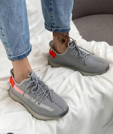 Patike: Yeezy modeli od 36 do 46 za samo 4000 din
pb — 11
