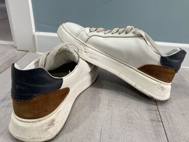 обувь дордой: Продаются кеды белые. Made in Italy. Размер 41. Покупал за 8500 сом в