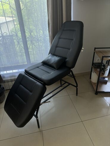 кресла парикмахерские: Кушетка предназначена для косметологических процедур, уходов для лица