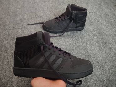 Krasofkalar və idman ayaqqabıları: Tam original adidas polsadan alinib. ideal veziyyetde.demey olar ki