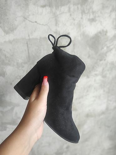 Qadın botu – qara rəngdə, yumşaq süet teksturalı material. Orta
