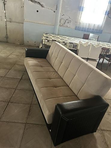 acılıb bağlanan divan: Çevrilən divan – bej oturacaq/süet toxumalı parça və qara eko‑dəri — 2