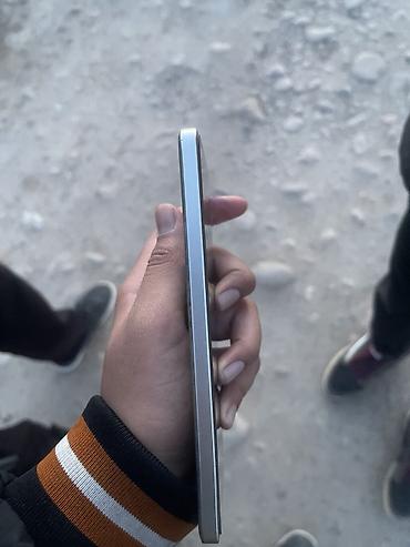 Другие мобильные телефоны: Смартфон с плоскими гранями и экраном с тонкими рамками. На дисплее — 4