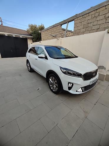 Kia: Ağ rəngdə olan Kia Sorento avtomobili. Avtomobilin arxa hissəsində LED — 3