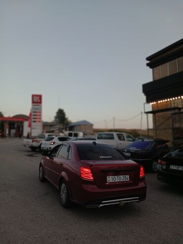 Digər Avtomobillər: Qırmızı rəngli 4 qapılı sedan Mühərrik və ötürmə: - Benzinli mühərrik — 3