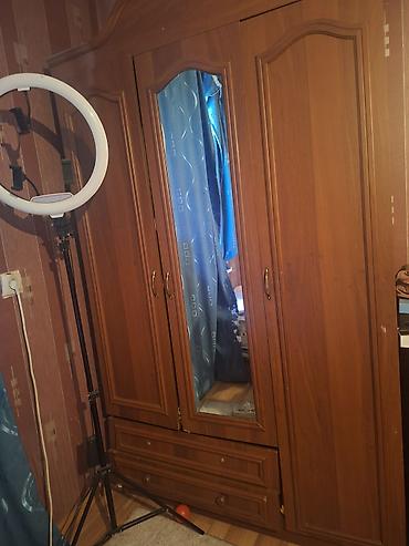 ящик сундук: Трёхдверный шкаф для одежды из ЛДСП под дерево с классическими — 1