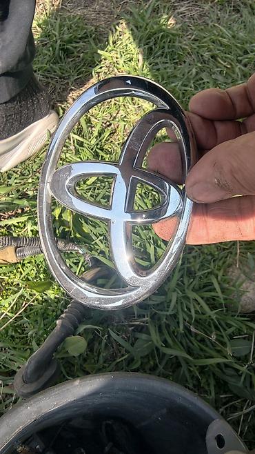 тойота значок: Эмблема Toyota для радиаторной решётки/крышки багажника. - — 1