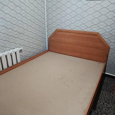 крафтар: Двуспальная кровать с высоким изголовьем. Характеристики: - Размер — 2