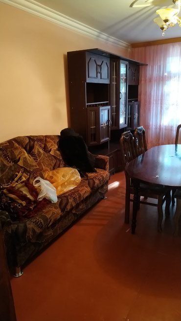 Uzunmüddətli kirayə mənzillər: Gəncə şəhərində kirayə mənzil. 3 otaqlı mənzil kirayə verilir. Evin — 6