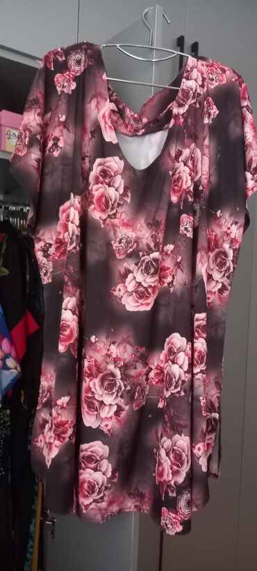 Köynək və bluzalar: Tünd rəngdə, qızılgül naxışlı qadın tunikası. Bu tunika v-yaxalı və — 8