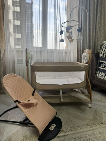 детскую электрическую люльку: Балдар үчүн кошумча коюлган керебет, Дөңгөлөктүү, түсү - Саргыч боз