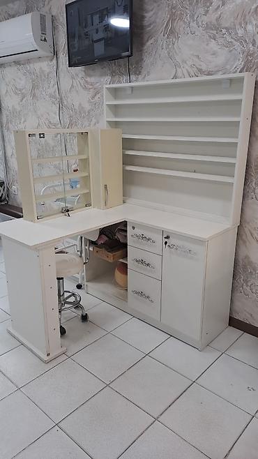 Salon, tibbi mebel dəsti: Gözəllik salonu üçün iş stolu və vitrinqəbiq seti - Rəng: ağ/krem - — 1