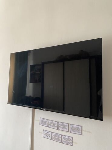 стеклянные блоки: Телевизор Samsung, диагональ около 43–50″ (визуально). Плоская панель