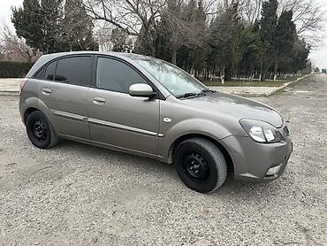 Kia: Kia Rio hatchback - Kuzov: 5 qapılı hatchback, boz rəng - Mühərrik — 8
