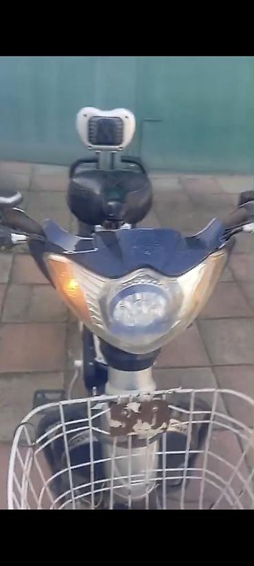 giant velosiped satilir: Elektrik velosipedi/scooter ‑ Rəng: tünd mavi-gümüş ‑ Ön tərəfdə — 4