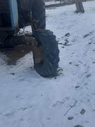 Traktorlar: Mavi-qara kabinəli kənd təsərrüfatı traktoru. Xüsusiyyətlər: - — 5