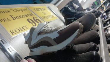 Кроссовки и спортивная обувь: Мужская обувь (несколько моделей) 1) Кроссовки серо‑чёрные Waterproof — 18