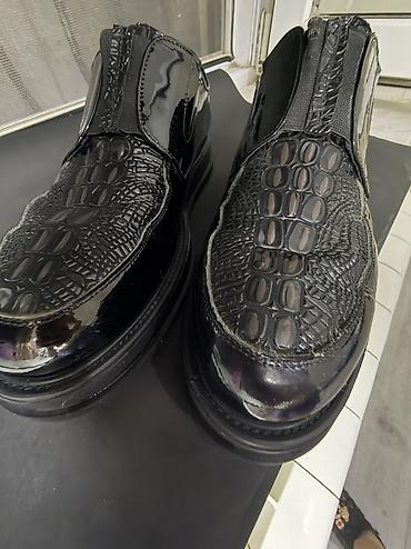Ayaqqabılar: Kişi üçün laklı dəridən slip-on tuflilər - Rəng: qara, yüksək — 2