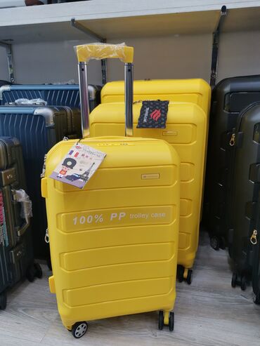 Bu PP trolley materialından hazırlanmış, 360 dərəcə fırlanan təkərlərə
