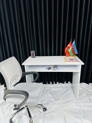 xırdalan mebel şəhərciyi: Yazı masası 100 sm x 50 sm 75 sm ölçüsündədir. Mdf materialıdı. Təzədi
