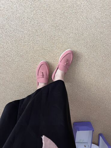 туфельки: Продается розовый лофер а в подарок эти зелёные туфельки. Они оба 38