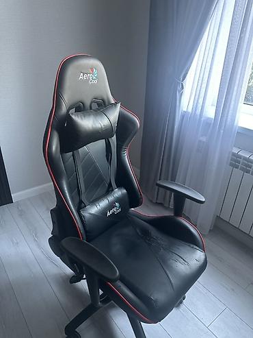 одежда для спорта: Игровое кресло AeroCool - Эргономичная форма с выраженной боковой — 1