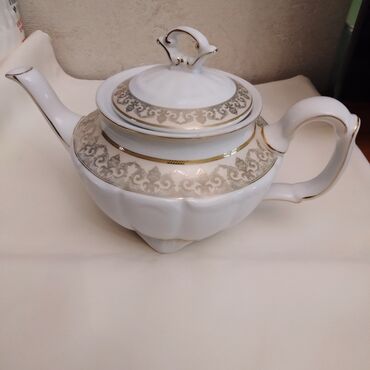 Наборы посуды: Чайник заварочный -500 сом чашка для чая ЛФЗ -200 сом чайник