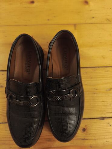 Ayaqqabılar: Qara rəngdə olan dəri kişi ayaqqabıları. Dəbli dizaynı ilə həm rəsmi — 20