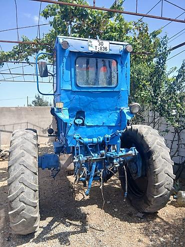 koməkci qoşqu: Mavi rəngli təkərli kənd təsərrüfatı traktoru - Kabinli, iki tərəfli — 2