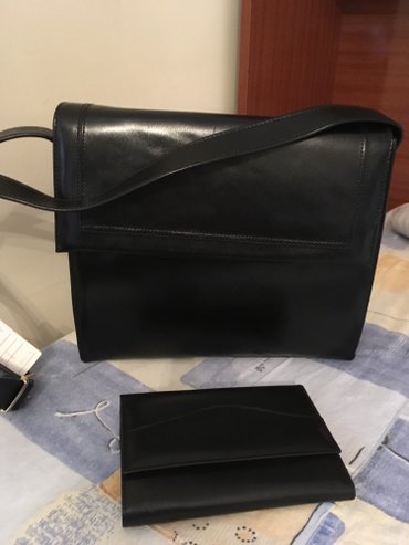 kaiš za haljinu: Nova kožna crna tašna i kožni crni novčanik u kompletu. Tašna ima tri