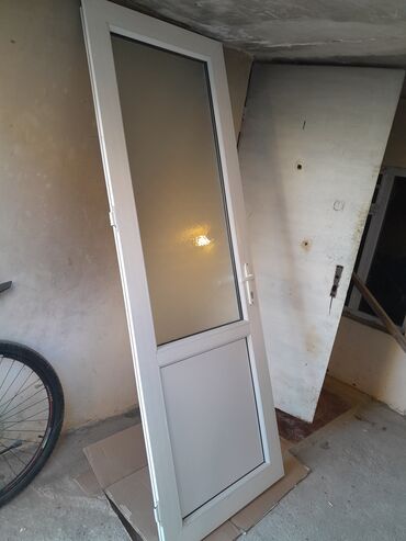 qapi setka: PVC qapı - Material: ağ rəngli PVC profil - Dizayn: yuxarı hissə