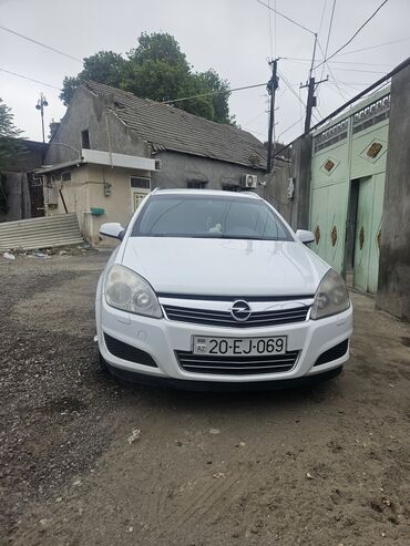 ucuz tap az masin: Opel Astra universal avtomobili. Ağ rəngdədir. Salonu səliqəlidir