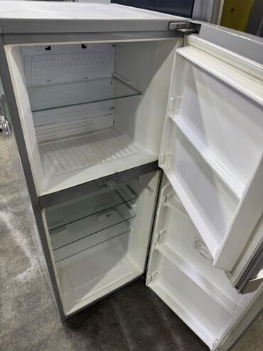 soyducu gəncə: Toshiba soyuducu - İkiqapılı model: yuxarıda dondurucu bölmə, aşağıda
