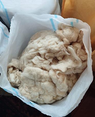 saxta baba papaqlari: Təzə, yumuşaq, iri yun satılır. 1 kq 5 azn. 17-18 kq var. Real — 2